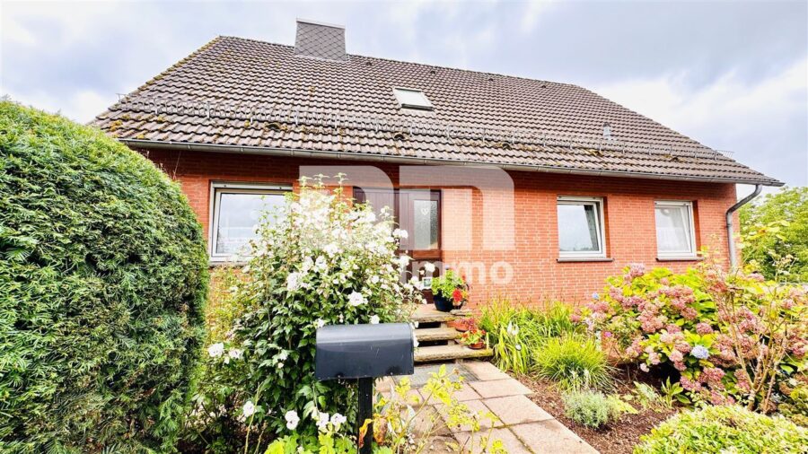 Modernisiertes Einfamilienhaus mit Einliegerwohnung, Wintergarten, Sauna und 2 Garagen - Frontansicht